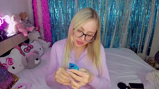 Snapshot of CeaneLino chatting on 19, 11, 2025 CeaneLino online show from 19, 11, 2025