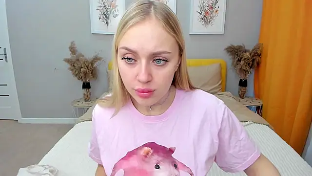 Snapshot of CeaneLino chatting on 28, 11, 2025 CeaneLino online show from 28, 11, 2025