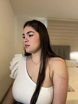 Snapshot of Isabella_LaRue chatting on 12, 5, 2026 Isabella LaRue online show from 12, 5, 2026