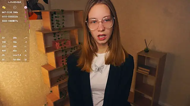 Snapshot of IveyColley chatting on 28, 11, 2025 IveyColley online show from 28, 11, 2025