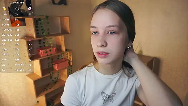 Snapshot of IveyColley chatting on 4, 12, 2025 IveyColley online show from 4, 12, 2025