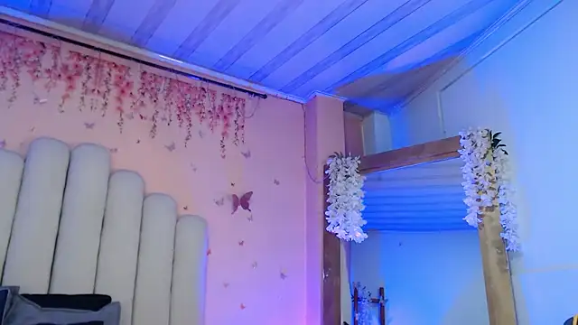 Snapshot of SweetRenata_ chatting on 27, 10, 2025 SweetRenata online show from 27, 10, 2025