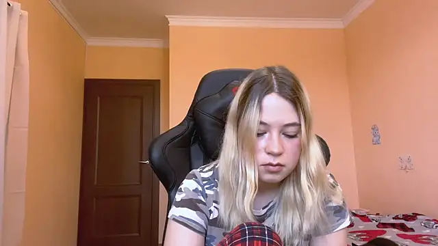 Snapshot of HotLuna69 chatting on 17, 12, 2025 HotLuna69 online show from 17, 12, 2025