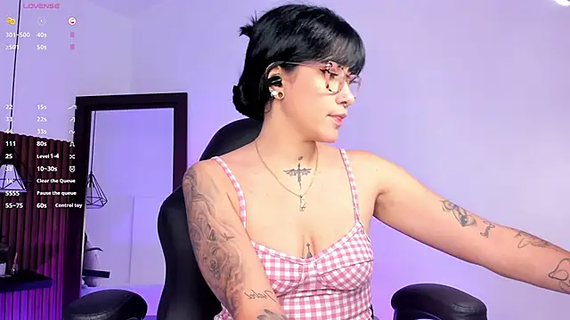 Snapshot of evelyn_samantha chatting on 22, 10, 2025 evelyn samantha online show from 22, 10, 2025