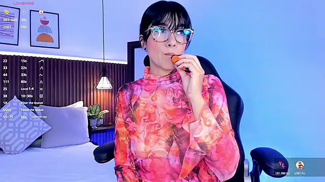 Snapshot of evelyn_samantha chatting on 9, 11, 2025 evelyn samantha online show from 9, 11, 2025