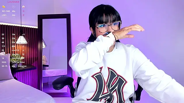 Snapshot of evelyn_samantha chatting on 12, 11, 2025 evelyn samantha online show from 12, 11, 2025