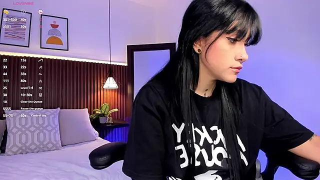 Snapshot of evelyn_samantha chatting on 25, 11, 2025 evelyn samantha online show from 25, 11, 2025