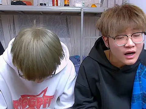 Snapshot of KK-cuteboy chatting on 14, 12, 2025 KK-cuteboy online show from 14, 12, 2025