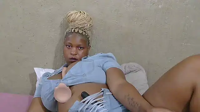 Snapshot of ZuriVixen chatting on 17, 10, 2025 ZuriVixen online show from 17, 10, 2025