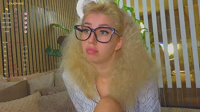 Snapshot of Violetttttta chatting on 11, 10, 2025 Violetttttta online show from 11, 10, 2025