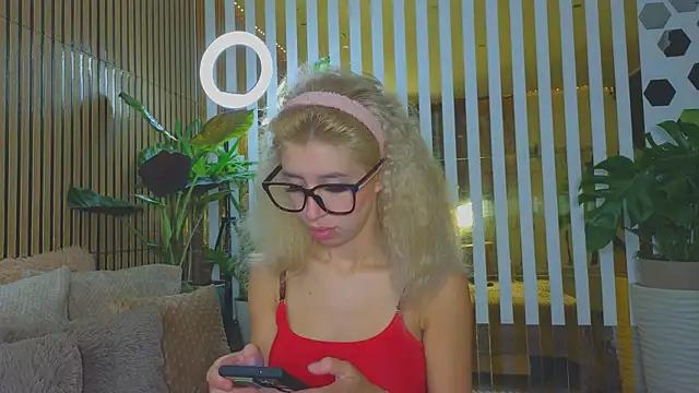 Snapshot of Violetttttta chatting on 12, 10, 2025 Violetttttta online show from 12, 10, 2025