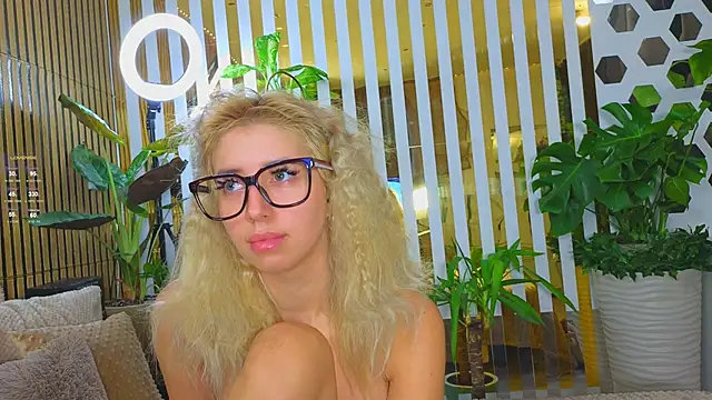 Snapshot of Violetttttta chatting on 13, 10, 2025 Violetttttta online show from 13, 10, 2025