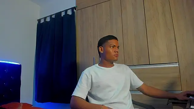 Snapshot of isaac_master77 chatting on 11, 11, 2025 isaac master77 online show from 11, 11, 2025