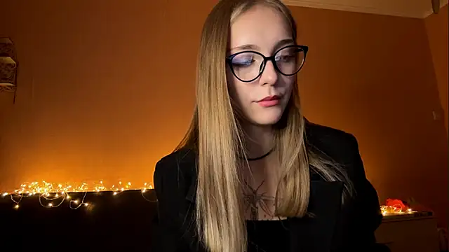 Snapshot of EvaPeace chatting on 9, 10, 2025 EvaPeace online show from 9, 10, 2025