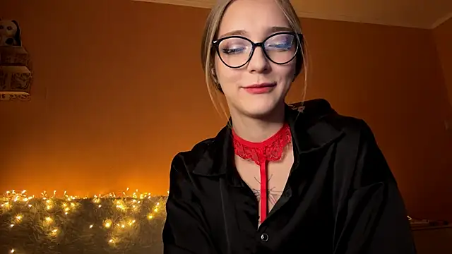 Snapshot of EvaPeace chatting on 11, 10, 2025 EvaPeace online show from 11, 10, 2025