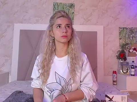 Snapshot of Sophie_teller chatting on 15, 12, 2025 Sophie teller online show from 15, 12, 2025