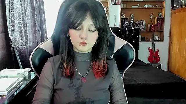 Snapshot of Maki_Zein_ chatting on 17, 12, 2025 Maki Zein online show from 17, 12, 2025