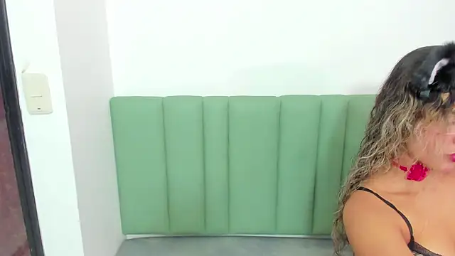 Snapshot of elizabeth_liones_ chatting on 4, 12, 2025 elizabeth liones online show from 4, 12, 2025