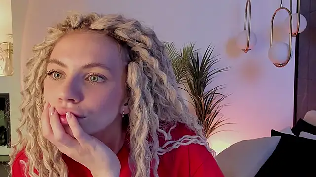 Snapshot of mia_silkk chatting on 24, 10, 2025 mia silkk online show from 24, 10, 2025