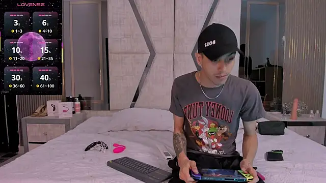 DerryAndIzzy online show from 6, 11, 2025