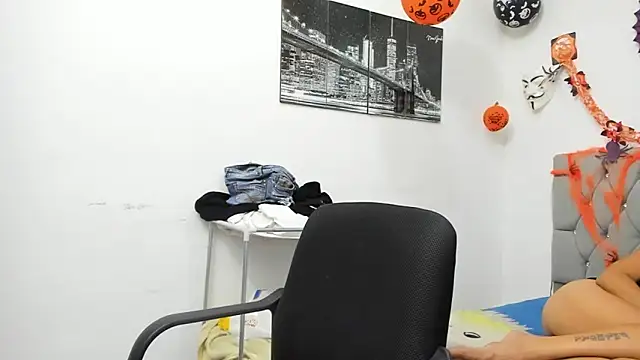 Snapshot of Sofi_And_Santy chatting on 8, 11, 2025 Sofi And Santy online show from 8, 11, 2025