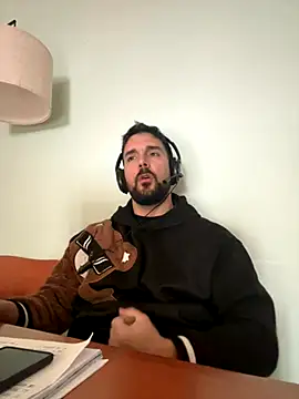 Snapshot of ReDiBastoni90 chatting on 11, 11, 2025 ReDiBastoni90 online show from 11, 11, 2025