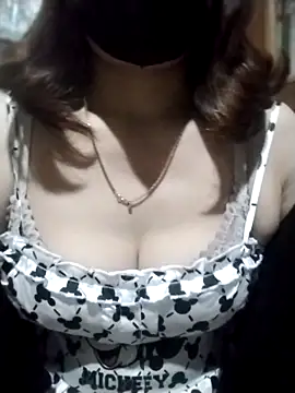 Snapshot of YiyinLy chatting on 22, 10, 2025 YiyinLy online show from 22, 10, 2025