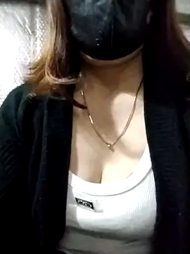 Snapshot of YiyinLy chatting on 23, 10, 2025 YiyinLy online show from 23, 10, 2025