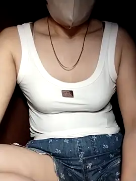 Snapshot of YiyinLy chatting on 27, 10, 2025 YiyinLy online show from 27, 10, 2025