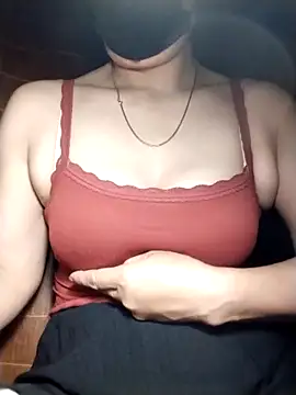 Snapshot of YiyinLy chatting on 29, 10, 2025 YiyinLy online show from 29, 10, 2025