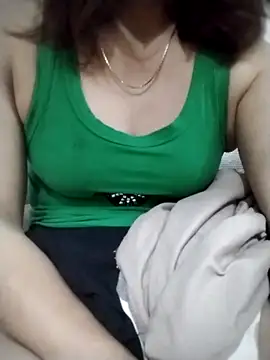 Snapshot of YiyinLy chatting on 30, 10, 2025 YiyinLy online show from 30, 10, 2025