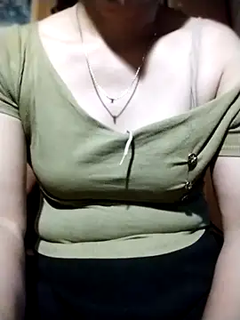 Snapshot of YiyinLy chatting on 30, 10, 2025 YiyinLy online show from 30, 10, 2025