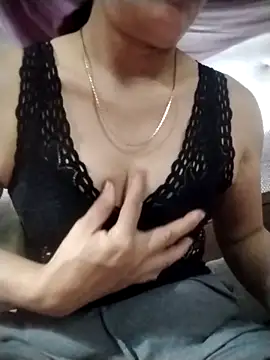 Snapshot of YiyinLy chatting on 1, 11, 2025 YiyinLy online show from 1, 11, 2025