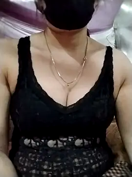 Snapshot of YiyinLy chatting on 2, 11, 2025 YiyinLy online show from 2, 11, 2025