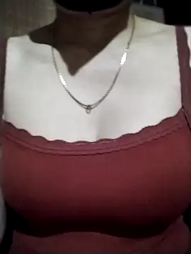 Snapshot of YiyinLy chatting on 5, 11, 2025 YiyinLy online show from 5, 11, 2025