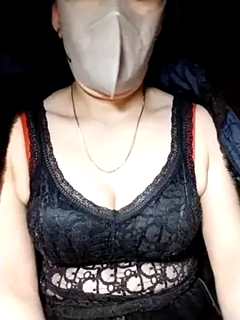 Snapshot of YiyinLy chatting on 5, 11, 2025 YiyinLy online show from 5, 11, 2025