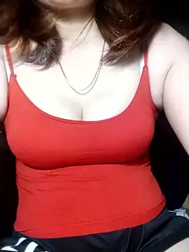 Snapshot of YiyinLy chatting on 14, 11, 2025 YiyinLy online show from 14, 11, 2025