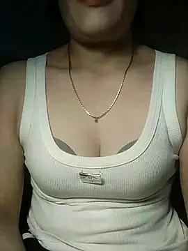 Snapshot of YiyinLy chatting on 18, 11, 2025 YiyinLy online show from 18, 11, 2025