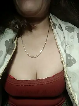 Snapshot of YiyinLy chatting on 18, 11, 2025 YiyinLy online show from 18, 11, 2025