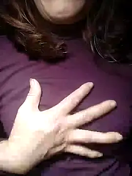 Snapshot of YiyinLy chatting on 19, 11, 2025 YiyinLy online show from 19, 11, 2025