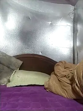 Snapshot of YiyinLy chatting on 23, 11, 2025 YiyinLy online show from 23, 11, 2025