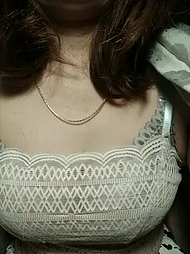 Snapshot of YiyinLy chatting on 23, 11, 2025 YiyinLy online show from 23, 11, 2025