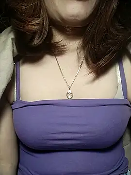 Snapshot of YiyinLy chatting on 24, 11, 2025 YiyinLy online show from 24, 11, 2025