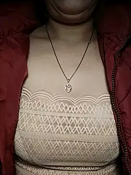 Snapshot of YiyinLy chatting on 25, 11, 2025 YiyinLy online show from 25, 11, 2025