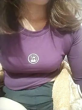 Snapshot of YiyinLy chatting on 27, 11, 2025 YiyinLy online show from 27, 11, 2025