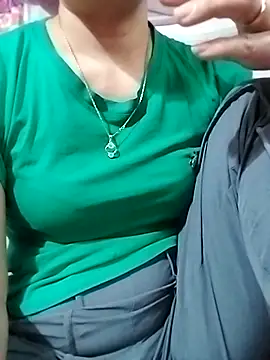 Snapshot of YiyinLy chatting on 28, 11, 2025 YiyinLy online show from 28, 11, 2025