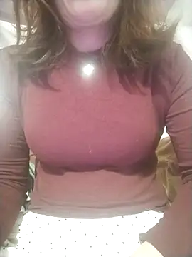 Snapshot of YiyinLy chatting on 28, 11, 2025 YiyinLy online show from 28, 11, 2025