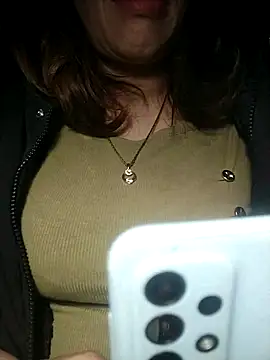 Snapshot of YiyinLy chatting on 29, 11, 2025 YiyinLy online show from 29, 11, 2025