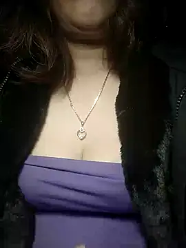 Snapshot of YiyinLy chatting on 1, 12, 2025 YiyinLy online show from 1, 12, 2025