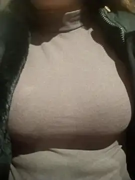 Snapshot of YiyinLy chatting on 14, 12, 2025 YiyinLy online show from 14, 12, 2025